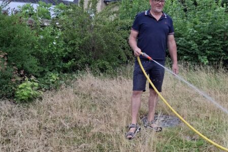 Auch eine „Blühwiese“ braucht manchmal Wasser!
